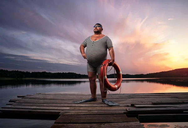 Fuunny Acima Peso Nadador Retro Junto Lago Pôr Sol Com — Fotografia de Stock