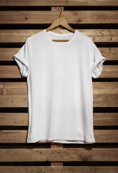 Blank Vit Shirt Hängande Trä Bakgrund Med Kopia Utrymme — Stockfoto