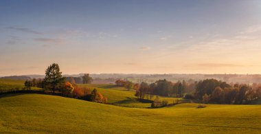 Kopya alanı ile batımında boş panoramik sonbahar manzara