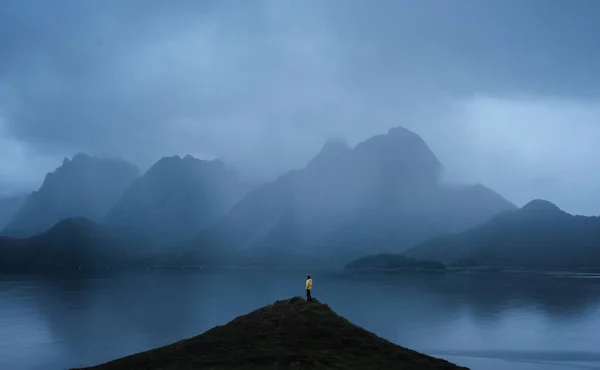 Jovem Viajante Desfrutando Vista Das Montanhas Lofoten Dia Chuvoso Fotos De Bancos De Imagens