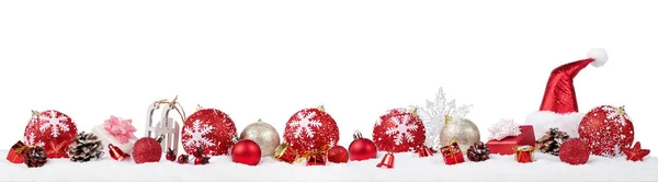 白いやひで分離された雪の中でパノラマのクリスマス飾り — ストック写真