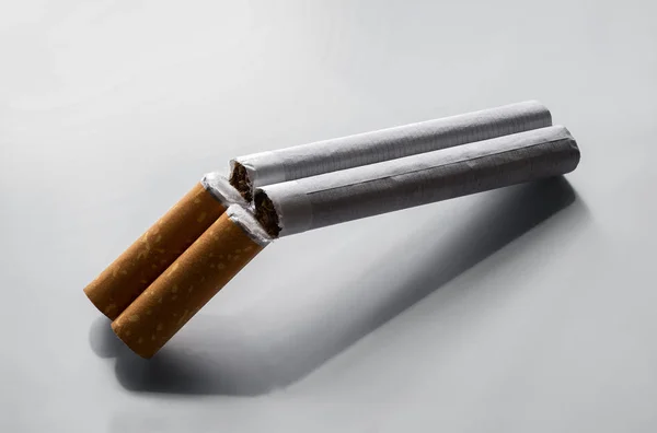 Raucherentwöhnungskonzept Zwei Zigaretten Als Doppelbüchse Über Grauem Hintergrund Mit Kopierraum — Stockfoto