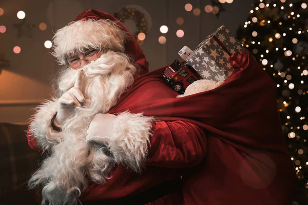 Babbo Natale Con Dito Sulle Labbra Gesticolando Segno Shh — Foto Stock