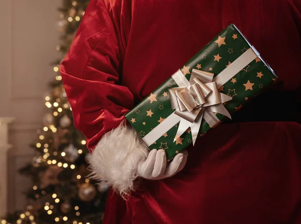 Santa Claus Holding Julklapp Bakom Hans Rygg — Stockfoto