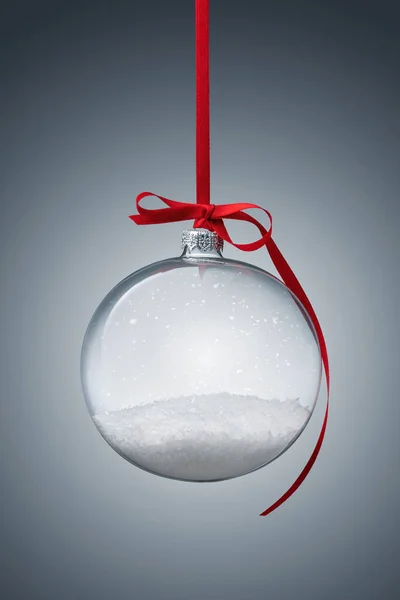 空コピー スペースと灰色の背景の上に透明なクリスマス ボール — ストック写真