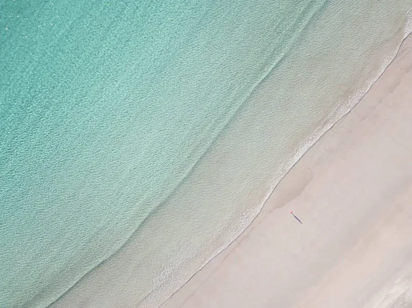 コピー スペースとロフォーテン諸島のビーチでの孤独な男の高角度のビュー — ストック写真