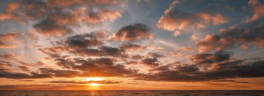 Güzel gündoğumu kopya alanı ile okyanus panoramik çekim