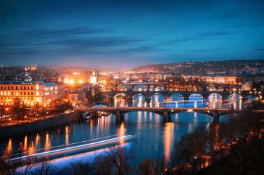 Prag cityscape geceleri. Köprü Vltava Nehri üzerinde havadan görünümü 