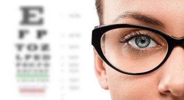 Gözlük eyechart ile arka planda giyen genç kadın, yakın çekim 