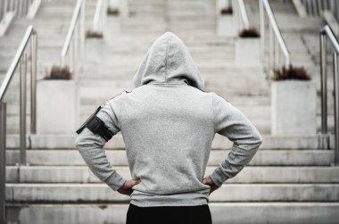 Kapşonlu spor adamın, yukarı çalıştırmak üzere runner arkadan görünüş