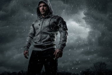Kopya alanı ile yağmurda duran bir Çalıştırıcısı karanlık, dramatik portresi 