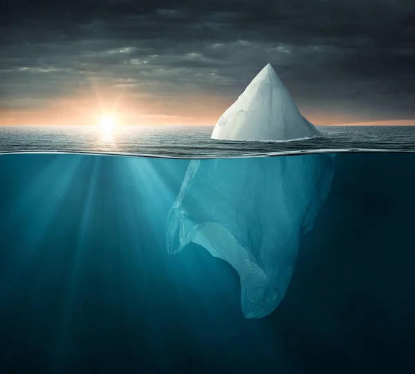 Műanyag Táska Óceánra Néz Mint Egy Jéghegy Másol Hely — Stock Fotó