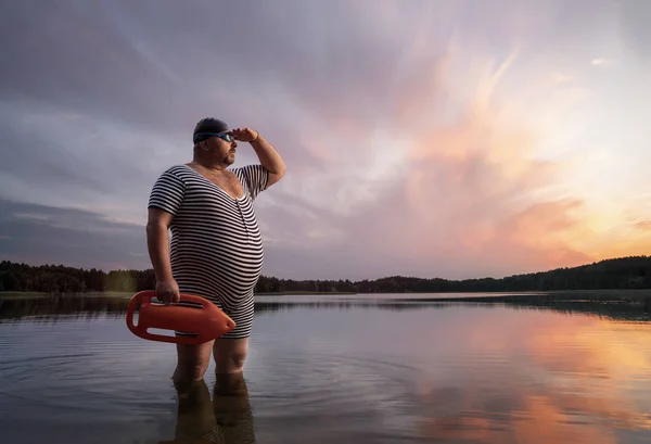 Divertente Bagnino Retrò Piedi Acqua Guardando Lontano Con Spazio Copia — Foto Stock