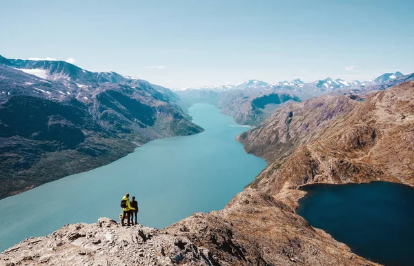Couple Hikers Enjoy View Norwegian Landscape — Stock Photo, Image