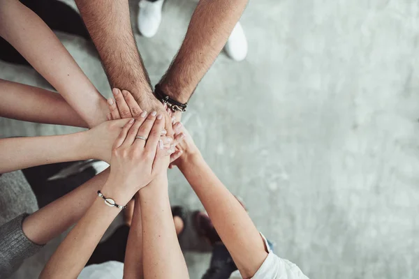 Teamwork Unity Concept Groep Vrienden Zetten Hun Handen Elkaar Met — Stockfoto