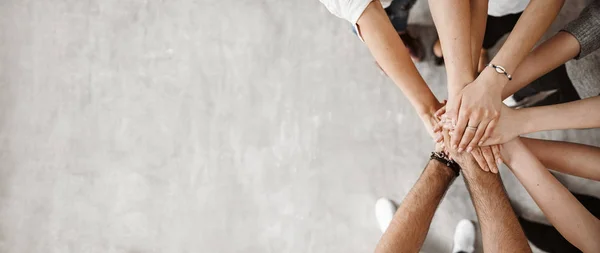 Takım çalışması, birlik kavramı, arkadaş grubu kopya alanı ile ellerini bir araya getirdi