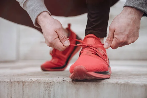Runner tying up his shoes — Stock Photo, Image