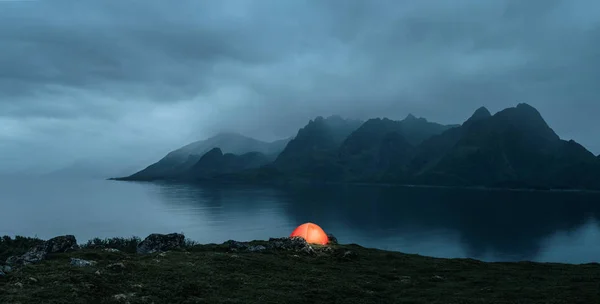 Fotokopi Alanı Ile Yağmurlu Akşam Lofoten Adalarında Işıklı Çadır — Stok fotoğraf