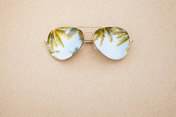 Conceito de verão, óculos de sol na areia — Fotografia de Stock