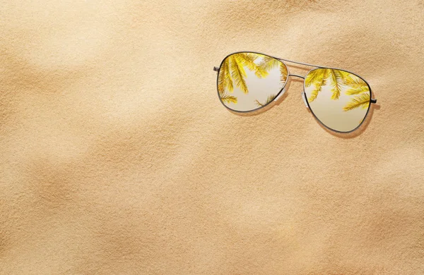 Vysoký úhel pohledu na sluneční brýle v písku — Stock fotografie