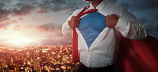 Młody biznesmen zachowuje się jak superbohater — Zdjęcie stockowe