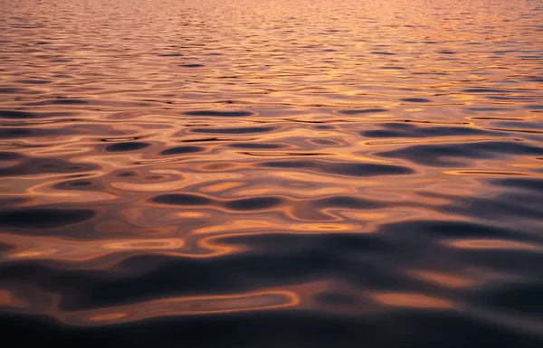 夕日の穏やかな水面の背景 — ストック写真