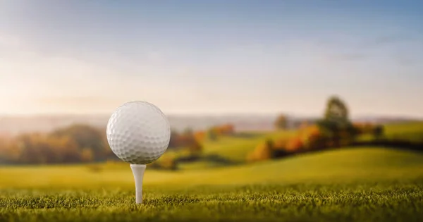 Close up of a golf ball at the golf course tee — Stock Photo, Image