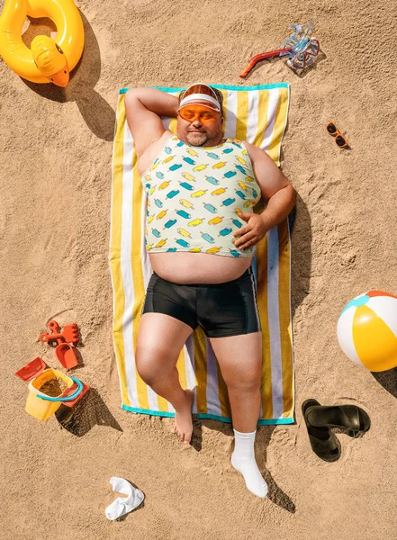 Komik kilolu turist sahilde istirahat — Stok fotoğraf
