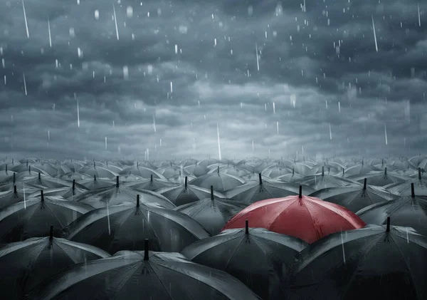 Vyčnívající Davu Jediný Červený Deštník Mezi Mnoha Černými Deštivém Dni — Stock fotografie