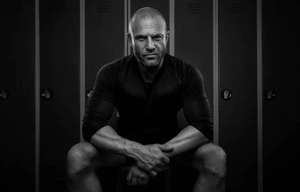 Černobílý Portrét Sportovního Muže Šatně — Stock fotografie