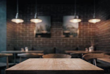 Fotokopi alanı olan boş kahve masası.