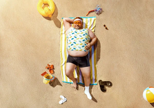 Blick Auf Lustige Übergewichtige Touristen Die Sich Strand Ausruhen — Stockfoto