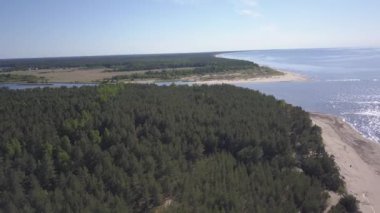 Gauja Nehri Letonya drenaj içine Baltık Denizi havadan dron üstten görünüm 4k Uhd video