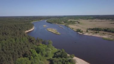 Gauja Nehri Letonya drenaj içine Baltık Denizi havadan dron üstten görünüm 4k Uhd video