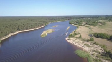 Gauja Nehri Letonya drenaj içine Baltık Denizi havadan dron üstten görünüm 4k Uhd video