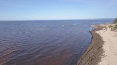 Gauja Nehri Letonya drenaj içine Baltık Denizi havadan dron üstten görünüm 4k Uhd video