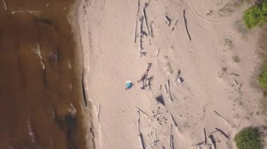 Gauja Nehri Letonya drenaj içine Baltık Denizi havadan dron üstten görünüm 4k Uhd video