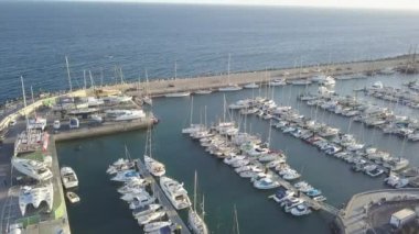 Tenerife Adası kanarya İspanya dron üstten görünüm 4k Uhd video limanının havadan görünümü