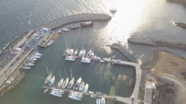 Tenerife Adası kanarya İspanya dron üstten görünüm 4k Uhd video limanının havadan görünümü