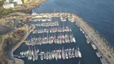 Tenerife Adası kanarya İspanya dron üstten görünüm 4k Uhd video limanının havadan görünümü