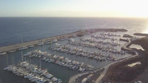 テネリフェ島カナリア スペイン ドローン平面図 Uhd ビデオの港の航空写真 — ストック動画