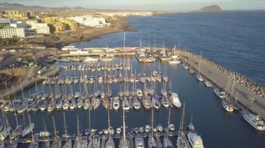 Tenerife Adası kanarya İspanya dron üstten görünüm 4k Uhd video limanının havadan görünümü