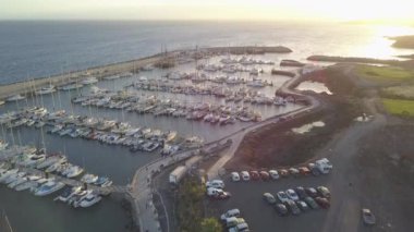 Tenerife Adası kanarya İspanya dron üstten görünüm 4k Uhd video limanının havadan görünümü