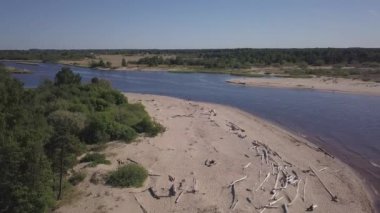 Gauja Nehri Letonya drenaj içine Baltık Denizi havadan dron üstten görünüm 4k Uhd video
