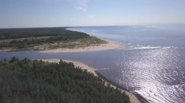 Gauja Nehri Letonya drenaj içine Baltık Denizi havadan dron üstten görünüm 4k Uhd video