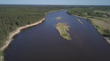Gauja Nehri Letonya drenaj içine Baltık Denizi havadan dron üstten görünüm 4k Uhd video