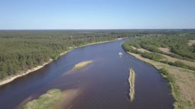 Gauja Nehri Letonya drenaj içine Baltık Denizi havadan dron üstten görünüm 4k Uhd video