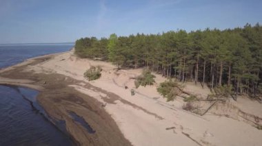 Gauja Nehri Letonya drenaj içine Baltık Denizi havadan dron üstten görünüm 4k Uhd video