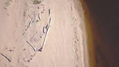 Gauja Nehri Letonya drenaj içine Baltık Denizi havadan dron üstten görünüm 4k Uhd video