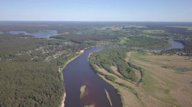 Gauja Nehri Letonya drenaj içine Baltık Denizi havadan dron üstten görünüm 4k Uhd video